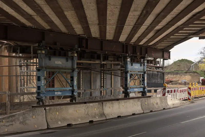 Puntellamento provvisorio sotto l'impalcato di un ponte