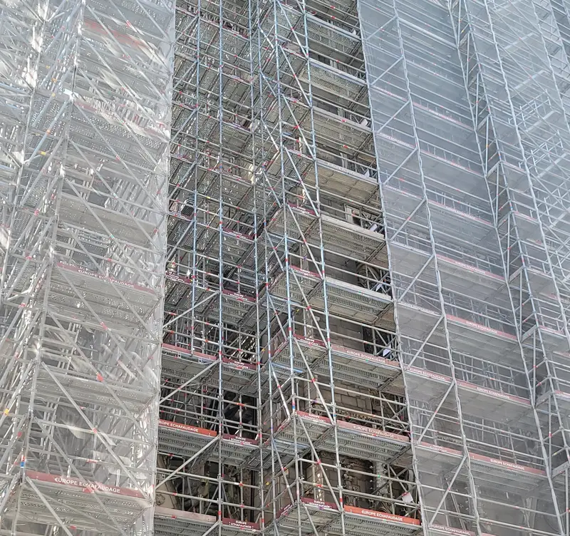 Ponteggi su un edificio in costruzione