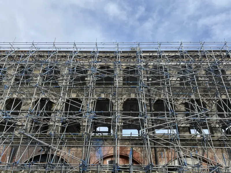 Ponteggio sulla facciata di un edificio storico