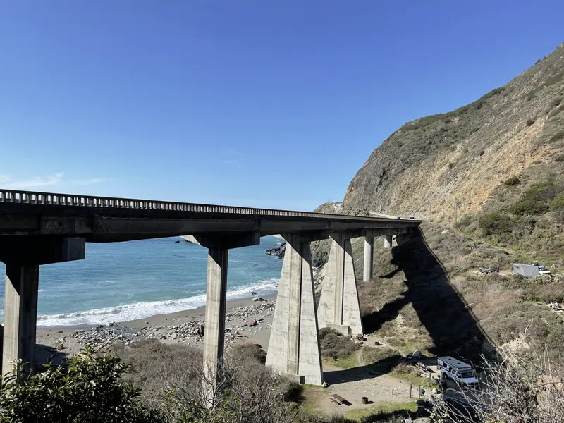 Viadotto su pile in calcestruzzo lungo la costa